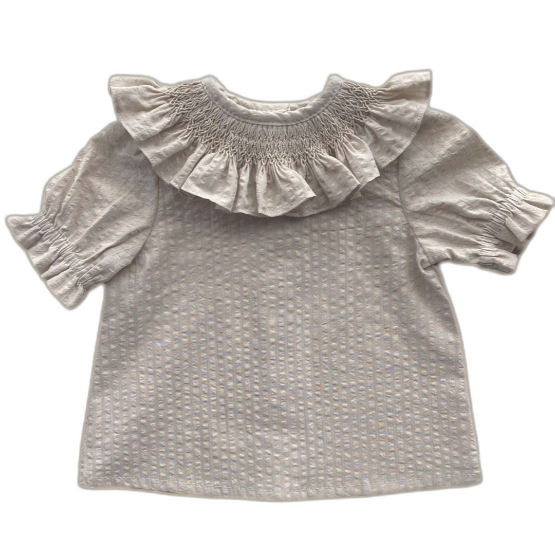 Blusa beige cuello nido de abeja manga corta