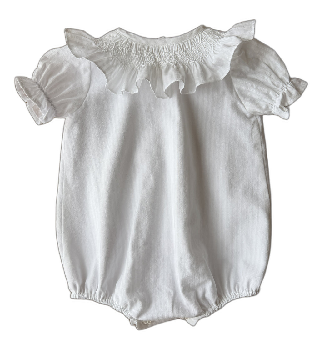 Pelele blanco cuello nido manga corta
