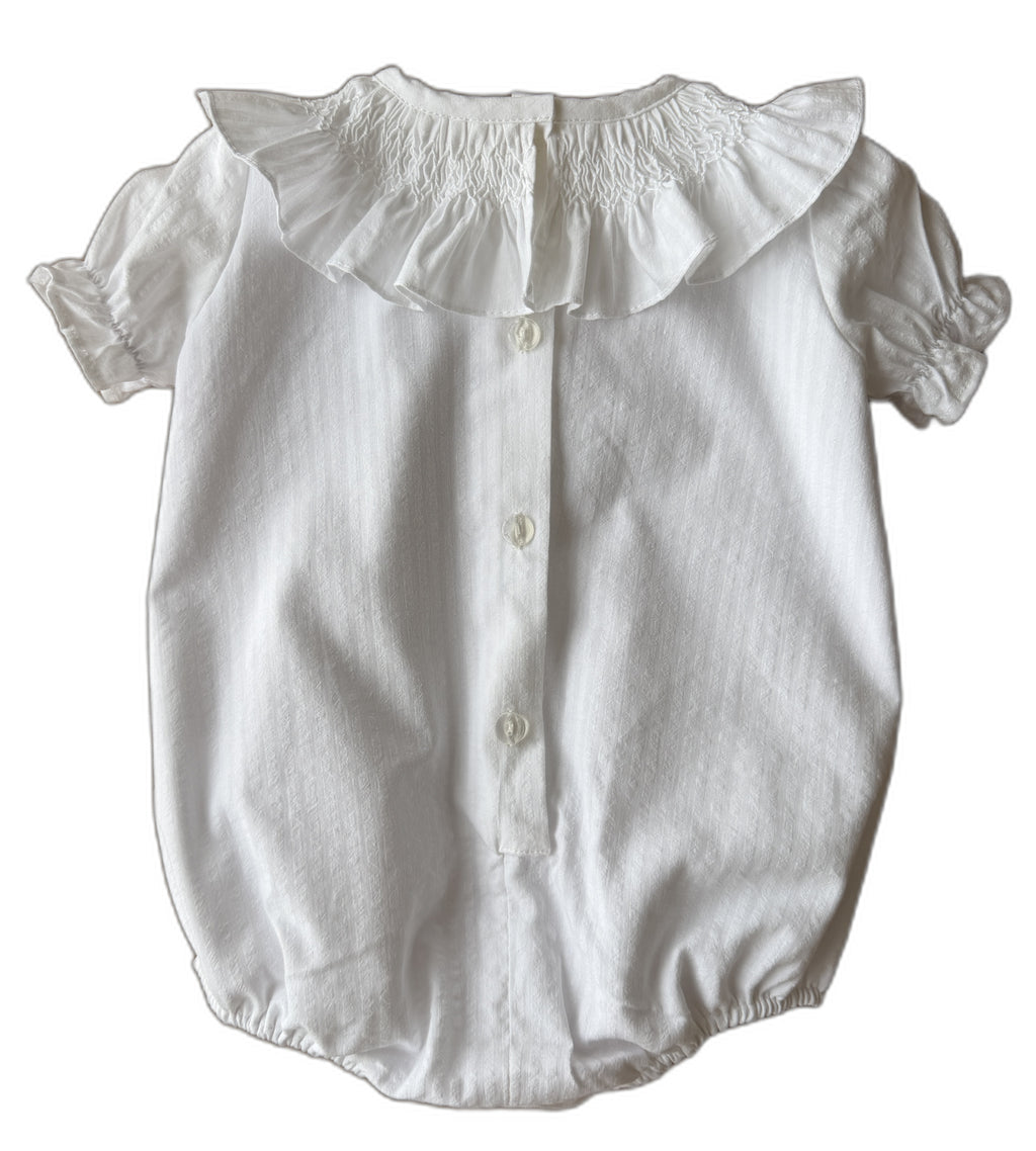 Pelele blanco cuello nido manga corta